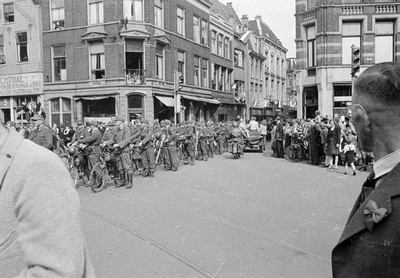 853204 Afbeelding van een groep gevangen Duitse militairen, lopend met een fiets aan de hand, in de Lange Jansstraat te ...